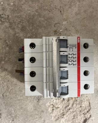 Interruttore elettrico trifase ABB