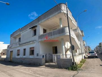Palazzo con due appartamenti a melissano