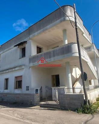 Palazzo con due appartamenti a melissano
