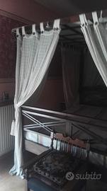 Letto thailandese con baldacchino