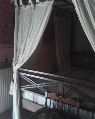 Letto thailandese con baldacchino