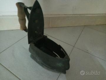 ferro da stiro antico della prima metà del 1950
