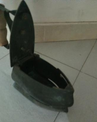 ferro da stiro antico della prima metà del 1950