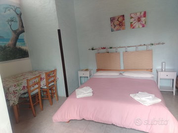 Camera tripla con piccolo angolo cottura e bagno