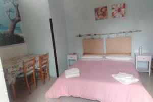 Camera tripla con piccolo angolo cottura e bagno