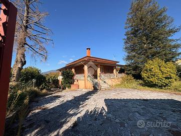 VILLA SINGOLA A LARIANO