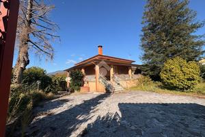 VILLA SINGOLA A LARIANO