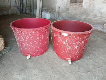 Due mastelloni da 500 litri ciascuno per vino