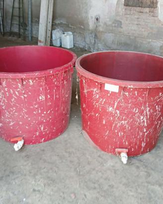 Due mastelloni da 500 litri ciascuno per vino