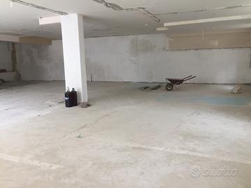 Capannone zona centrale ideale per posti auto