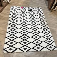 Tappeto nero e bianco