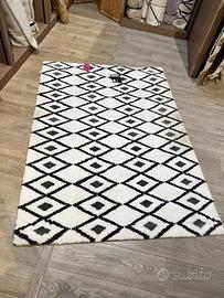 Tappeto nero e bianco