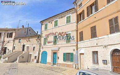 Tre appartamenti da ristrutturare a camerata picen