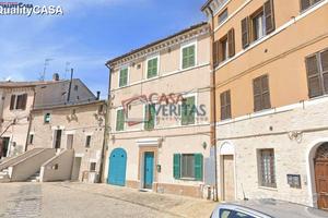 Tre appartamenti da ristrutturare a camerata picen