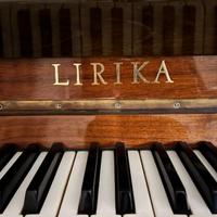 pianoforte da studio di fabbricazione russa