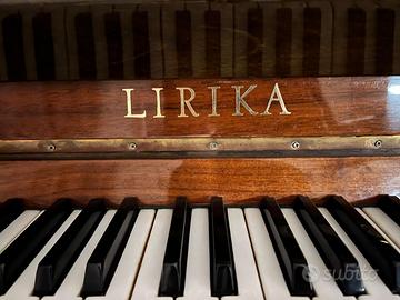 pianoforte da studio di fabbricazione russa