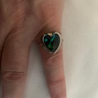 Anello di bigiotteria la parte sopra a cuore