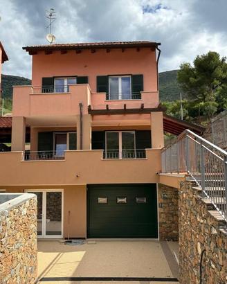 Villa di 240 m² con 5 locali e box auto doppio a C