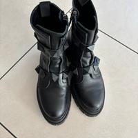 Anfibio donna con borchie