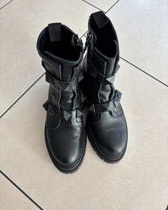 Anfibio donna con borchie