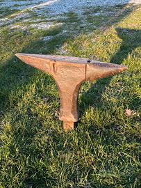 Vecchia incudine in ferro kg. 17,5