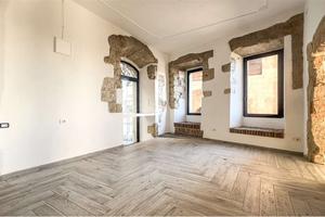 Locale dalle ampie dimensioni in zona centrale