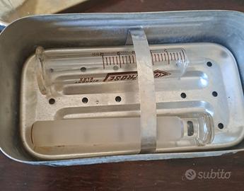 Bollitore con siringa in vetro vintage 