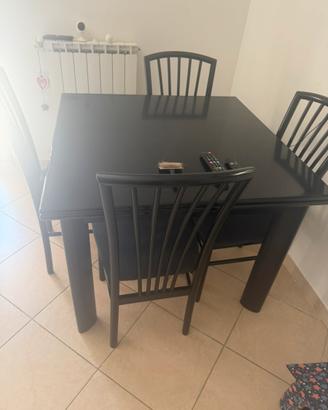 Vetrina + tavolo e sedie