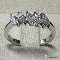 ANELLO IN ORO 18kt. CON DIAMANTI NAVETTE NATURALI