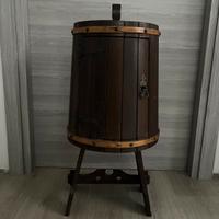 Mobile in legno, semil botte