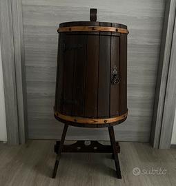 Mobile in legno, semil botte