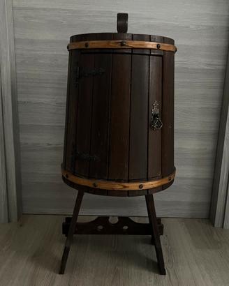 Mobile in legno, semil botte