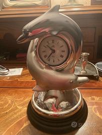 Orologio d'argento con delfini
