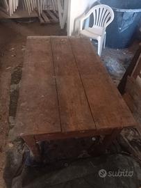Vecchio tavolo con tavoloni 