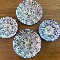 Piatti in ceramica di Amalfi decorati a mano