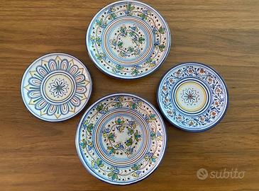 Piatti in ceramica di Amalfi decorati a mano