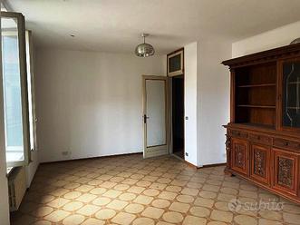 Quadrilocale al piano primo in zona centrale