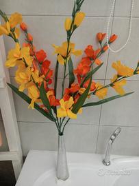 vaso con fiori colorati