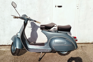 Vespa d'epoca con targa oro e libretto originale