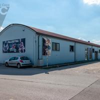 Legnaro -versatile capannone sito in zona centrale