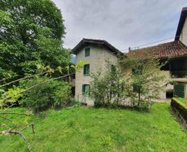 CASA DI TESTA CON AMPIO GIARDINO E AUTORIMESSA ...