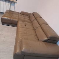 divano ad angolo in similpelle