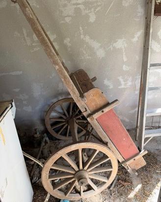 Carretto in legno a due ruote