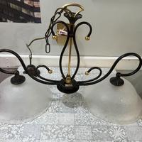 Lampadario in ferro battuto e vetro