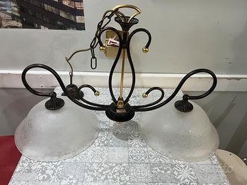 Lampadario in ferro battuto e vetro