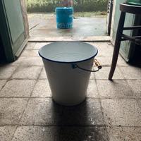 Coppia di secchi smaltati vintage