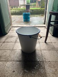 Coppia di secchi smaltati vintage