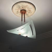 Lampadario moderno con rosone decorato