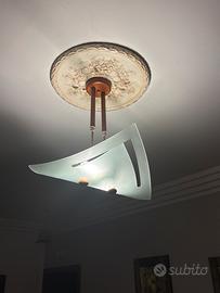 Lampadario moderno con rosone decorato