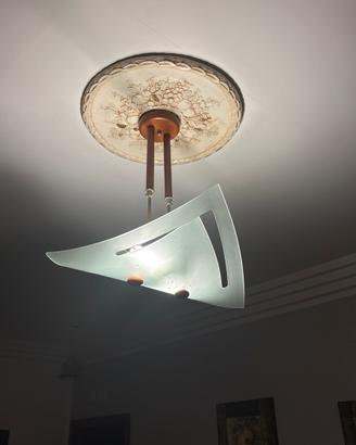 Lampadario moderno con rosone decorato